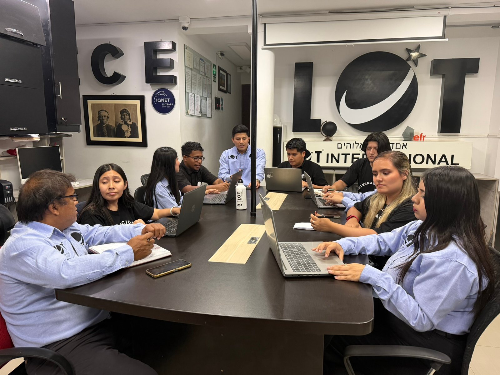 Reunión corporativa para certificación y revisión documental
