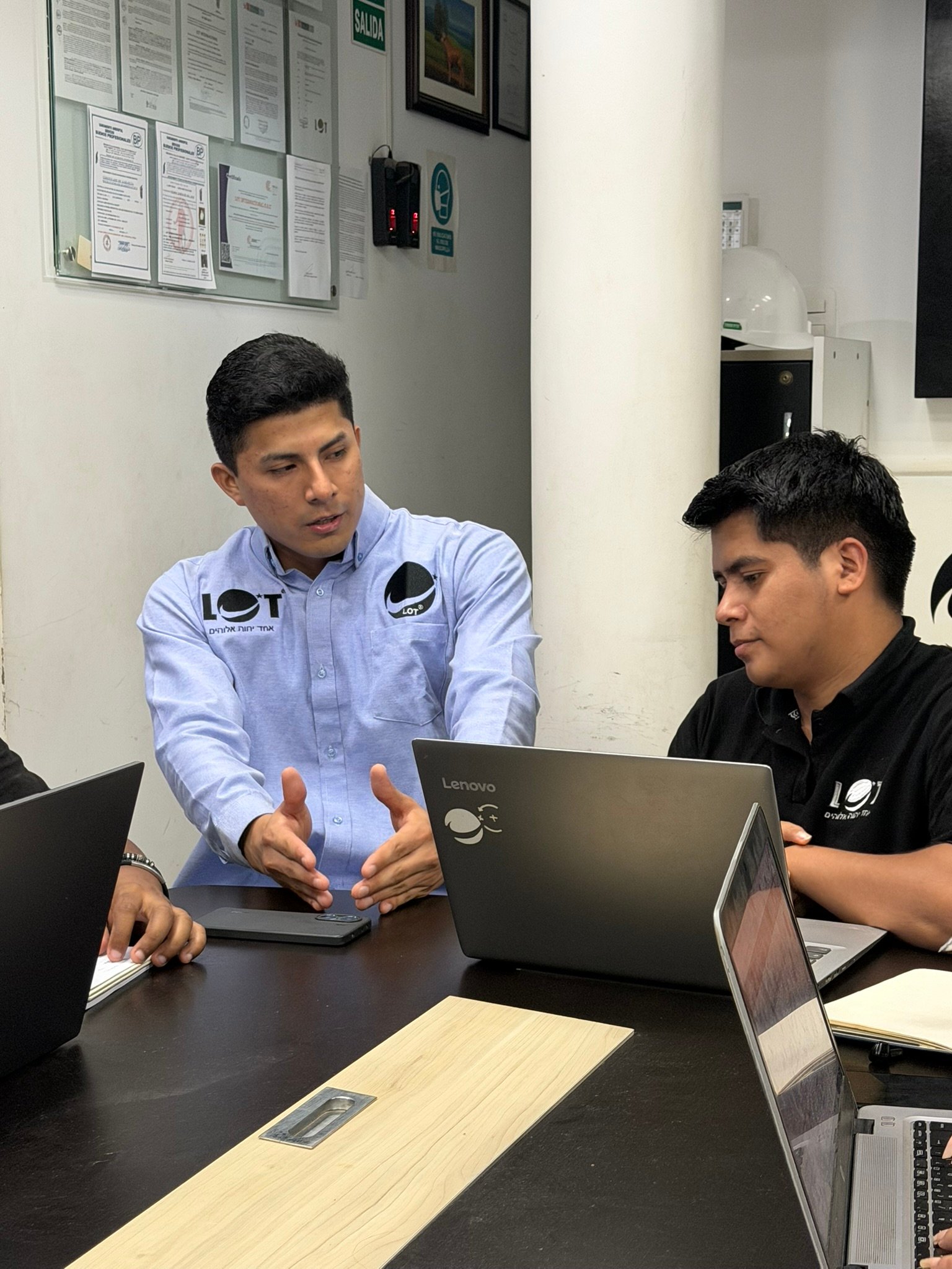 Equipo técnico y corporativo colaborando en revisión de procesos