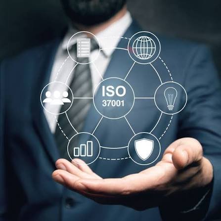 Mesa de trabajo con documentos para transición normativa y cumplimiento